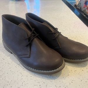 BRAND NEW / NEVER USED The Children’s Place
Boys Lace Up Boots - Brown 6 youth